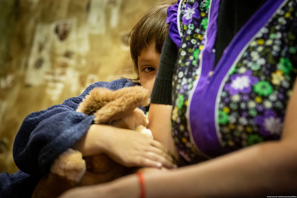 Соня, 6 років, Красногорівка. Війна в Україні. Діти на лінії фронту. Фото: Andriy Dubchak