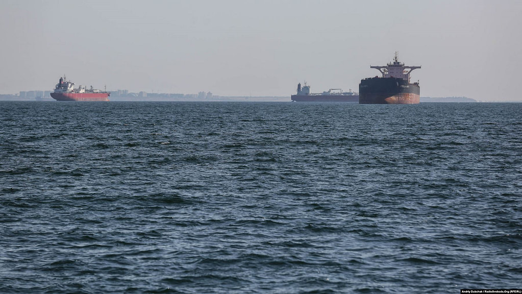 Цивільні судна, які стоять на рейді порту Одеса, photo Андрій Дубчак