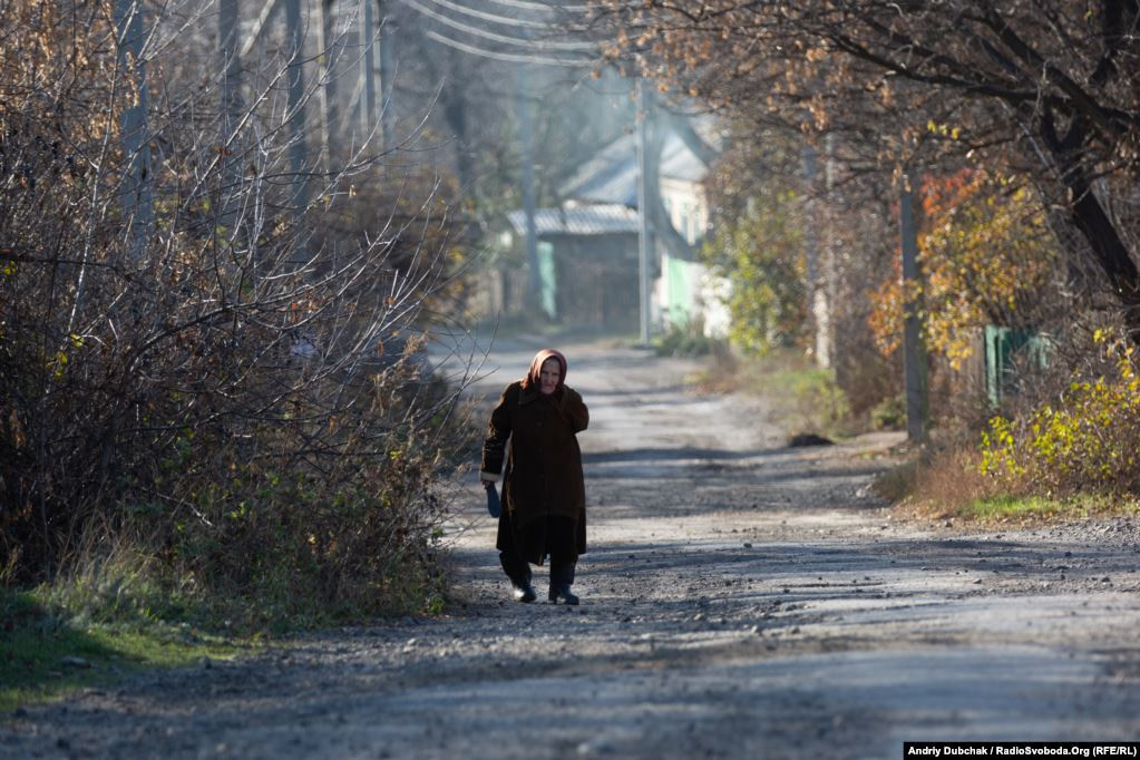 In the streets of Katerynivka we meet 79-year-old Ivanivna. She read about the disengagement of forces “on a utility pole” and said that she didn’t like what was happening (photographer Andriy Dubchak)