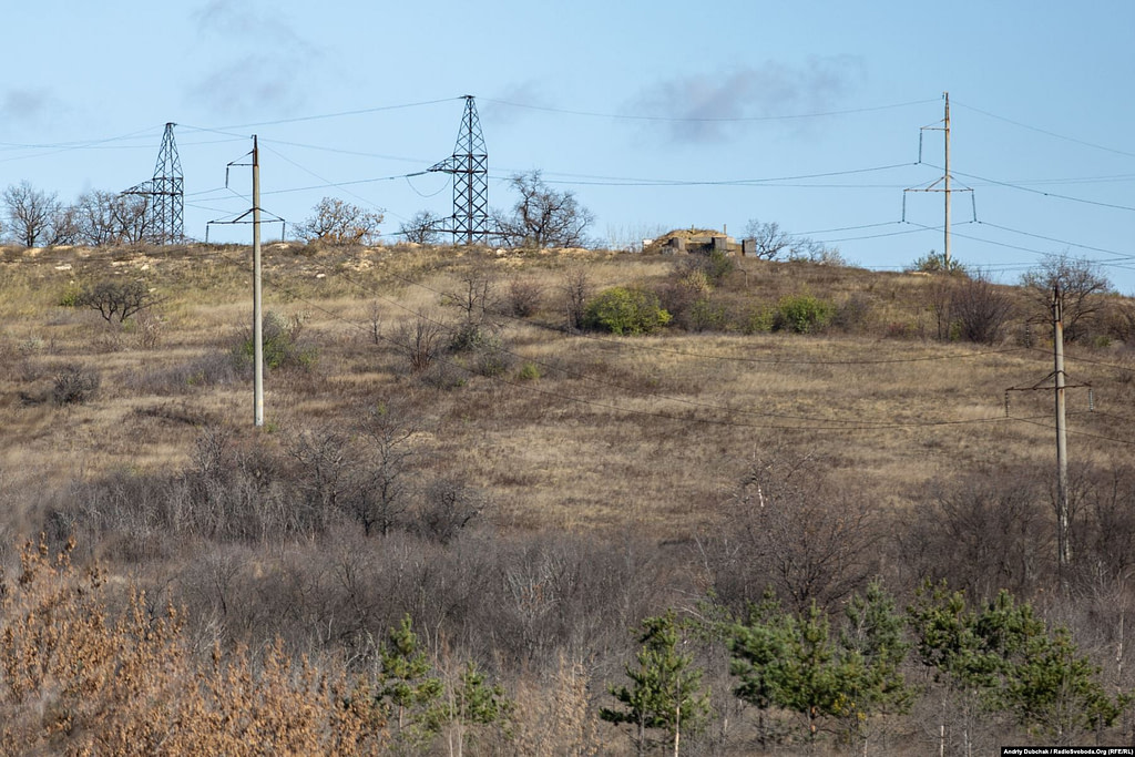 The reserve positions of the second defense line of the Ukrainian army is situated on the heights beyond the village (photographer Andriy Dubchak)