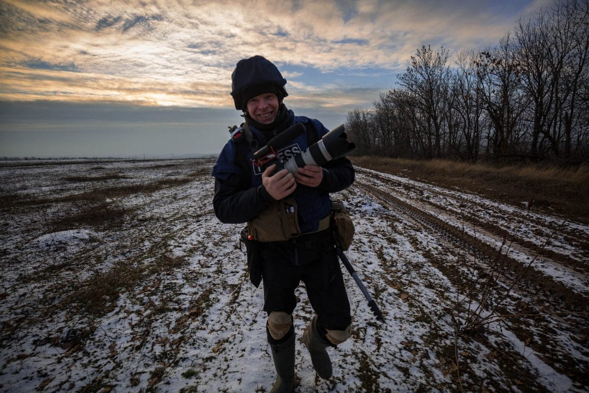 Radio Liberty war correspondent Andriy Dubchak is on the way between the front positions of the 10th OMBR (separate mechanized brigade), Edelweiss, near Popasnaya, December 2017