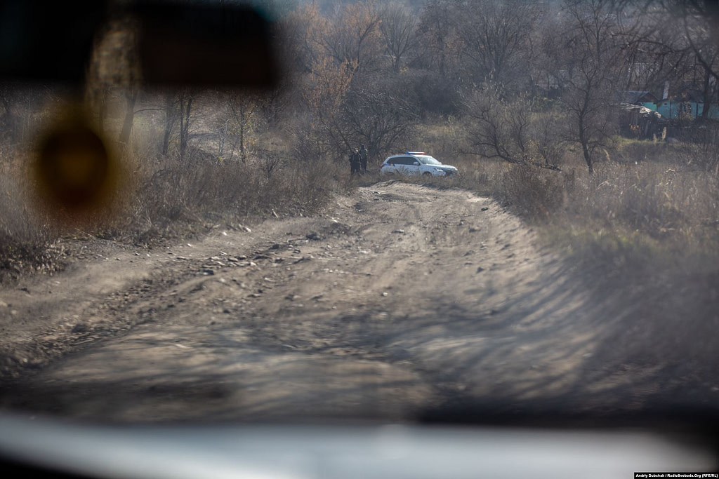 All roads leading to and from Zolote-4 are blocked by armed police patrols that are on 24/7 guard duty. We were not allowed to travel by car. So, we set out on foot… (photographer Andriy Dubchak)