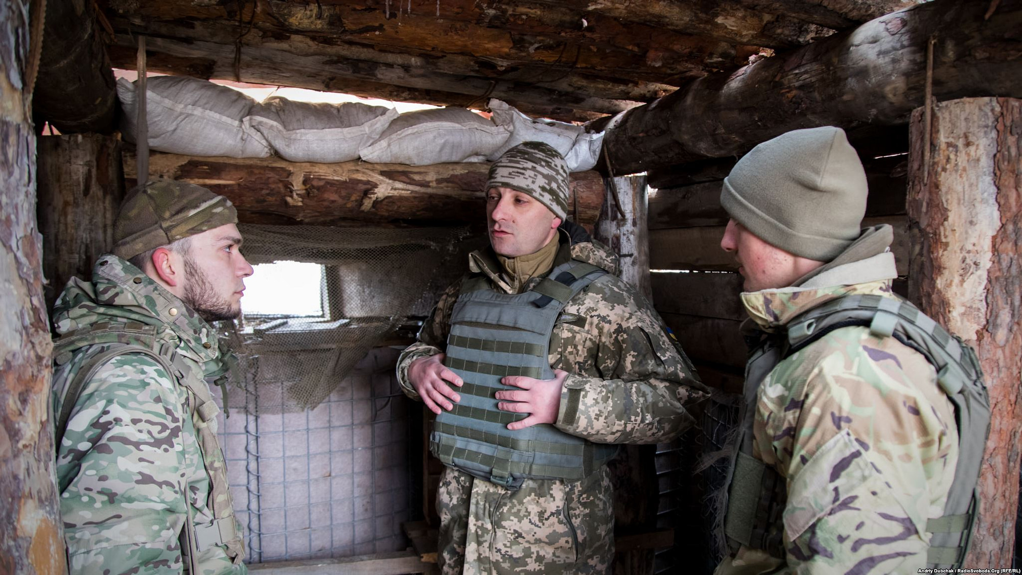 Дмитро Делятицький (у центрі) слухає доповідь матроса морської піхоти про ситуацію на передовій Photo: Andriy Dubchak