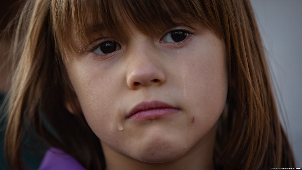 Сабріна плаче, 7 років. Павлопіль. Війна в Україні. Діти на лінії фронту. Фото: Andriy Dubchak