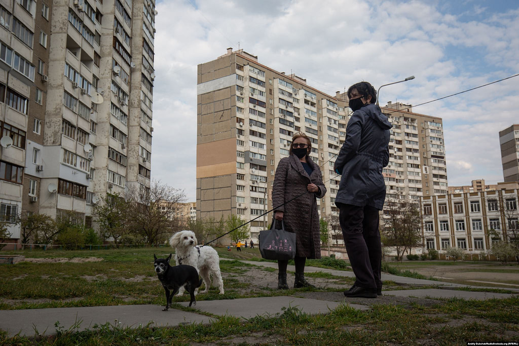 Жінки вигулюють собак між будинками вулиці Радунської. Фото - Андрій Дубчак