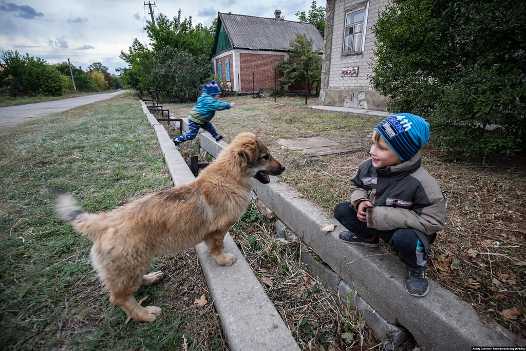 Діти грають у селищі Луганське. Війна в Україні. Діти на лінії фронту. Фото: Andriy Dubchak