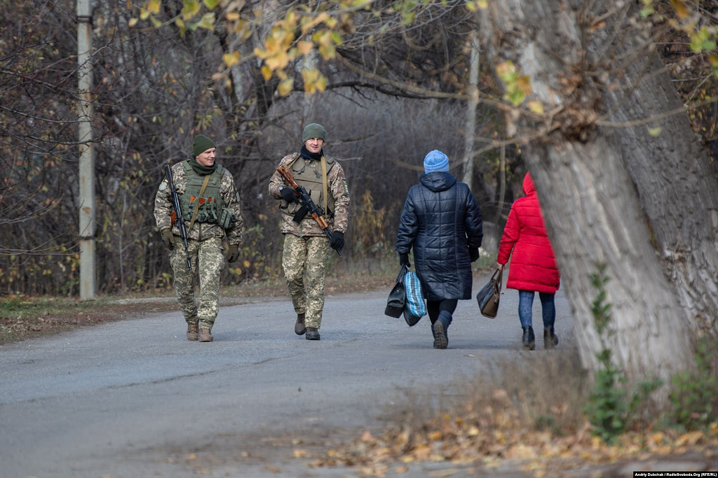 Many soldiers, National Guardsmen and police patrol the streets. One of the reasons is the presence of war veterans here in Zolote. These are Azov volunteers who oppose the withdrawal of troops from the front lines. Locals are divided – some are “for disengagement”, others are “strongly against”. Both camps are united and divided over one thing – fear of the future (photographer Andriy Dubchak)