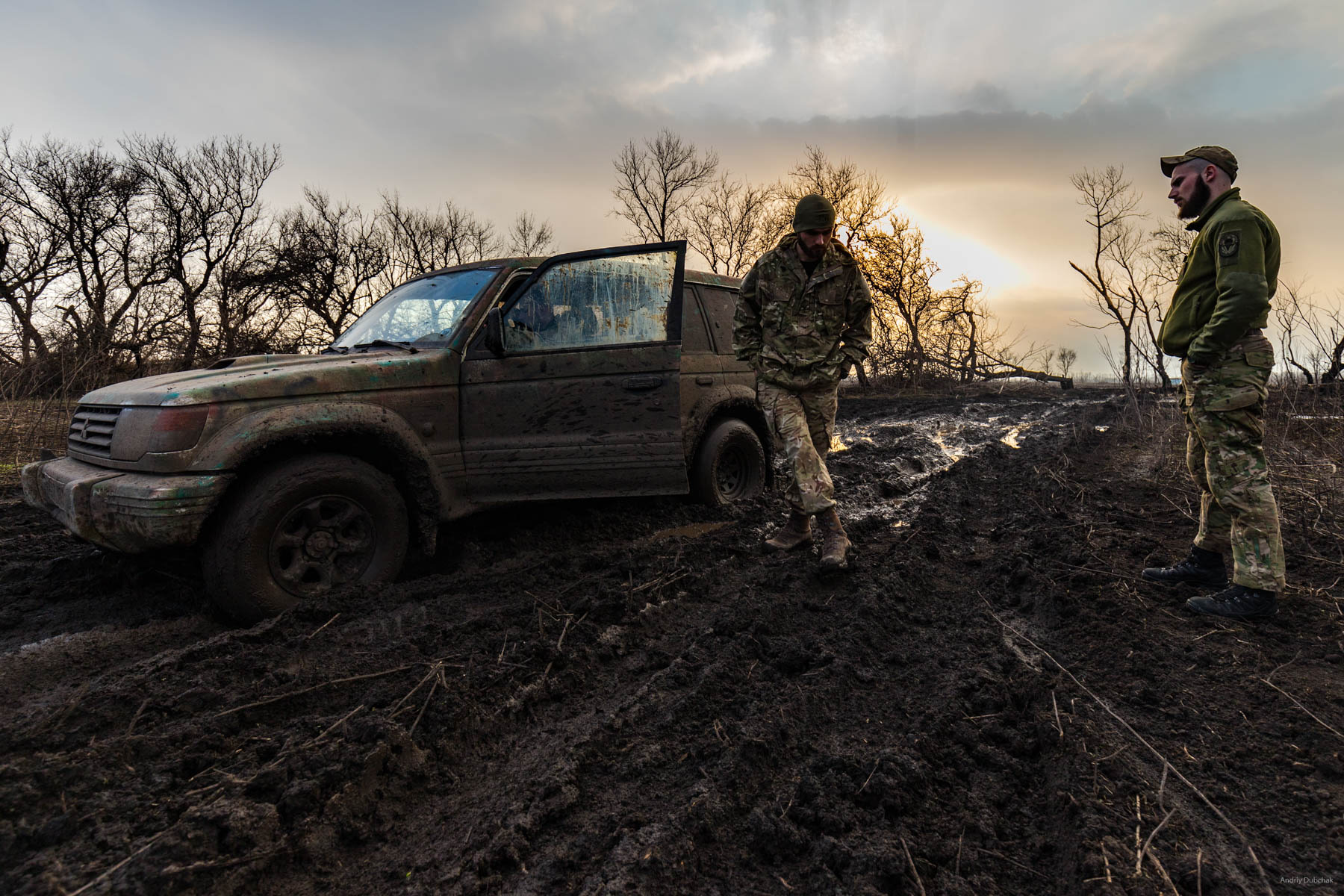 Officers, Bogdan and Igor, think what to do with a jeep that was stuck on the way to Vodyane. Militants shoot through asphalted roads and the only way to the village is a dirt track. Shirokine, March 2018