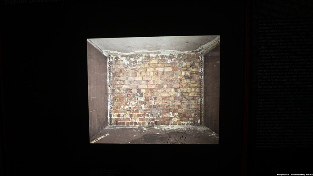 Архівна фотографія підземної частини муру на станції метро «Бернауер-штрассе»