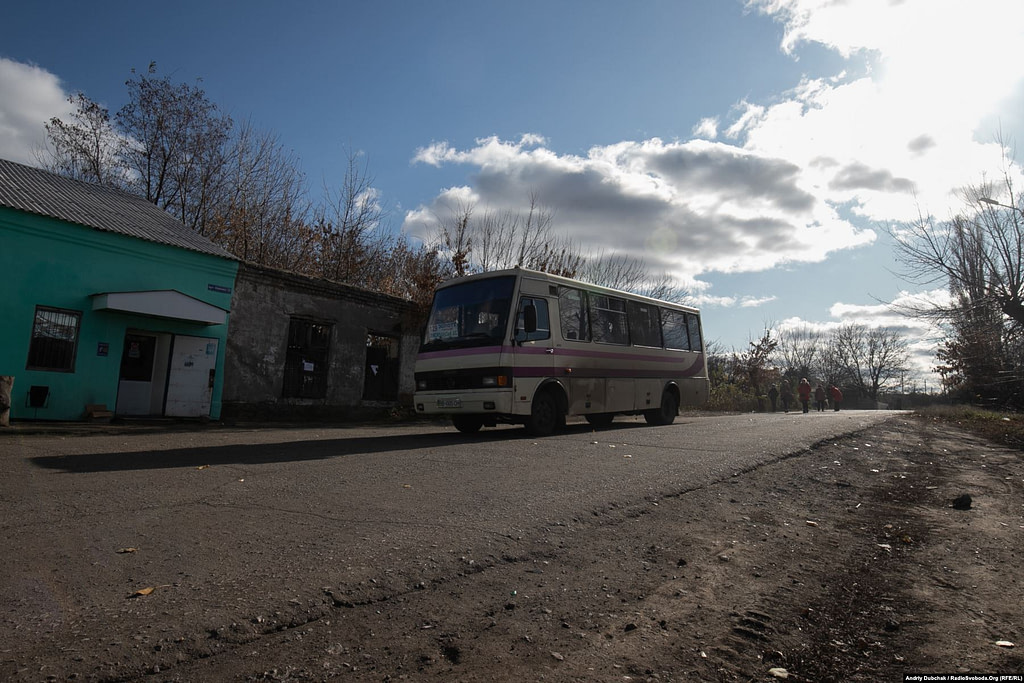 Чотири рази на день із селища до Лисичанська ходить автобус.  Золоте (фотограф Андрій Дубчак)