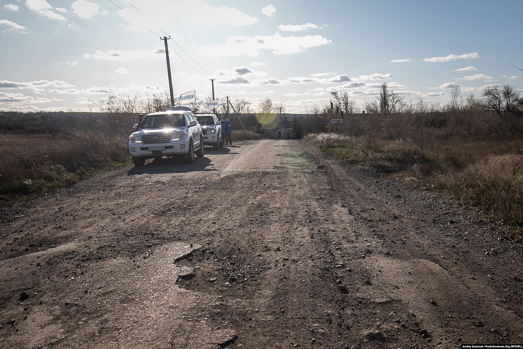 The OSCE monitors the disengagement of troops near the entrance to Katerynivka