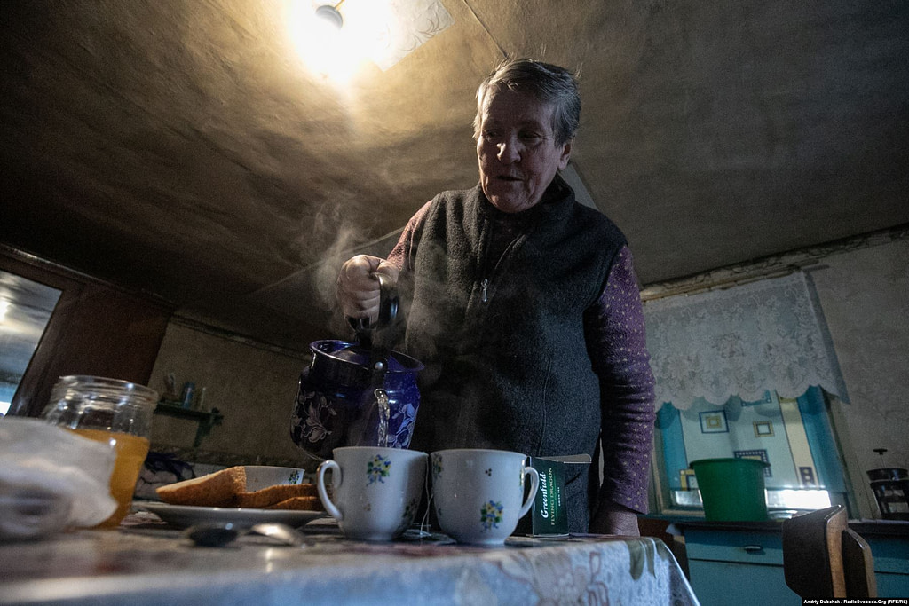 A resident of Katerynivka, Grannie Liuba, tells us what’s happening in the village. It’s been very quiet for a few days; nobody is shooting. She is “for disengagement”; she wants “the shooting to stop”. But, she doesn’t want to live in the “grey zone”, and adds that if the authorities had offered to help her leave, she would have gone (photographer Andriy Dubchak)