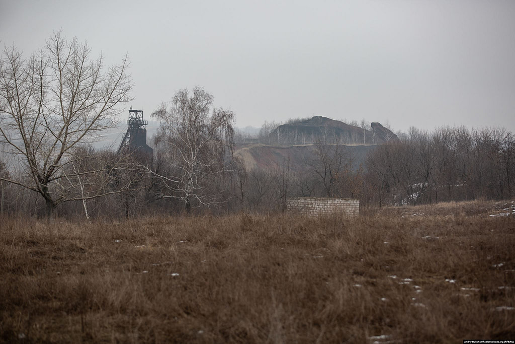 Терикон і копр шахти «Родіна» (фото: воєнний фотограф Андрій Дубчак)