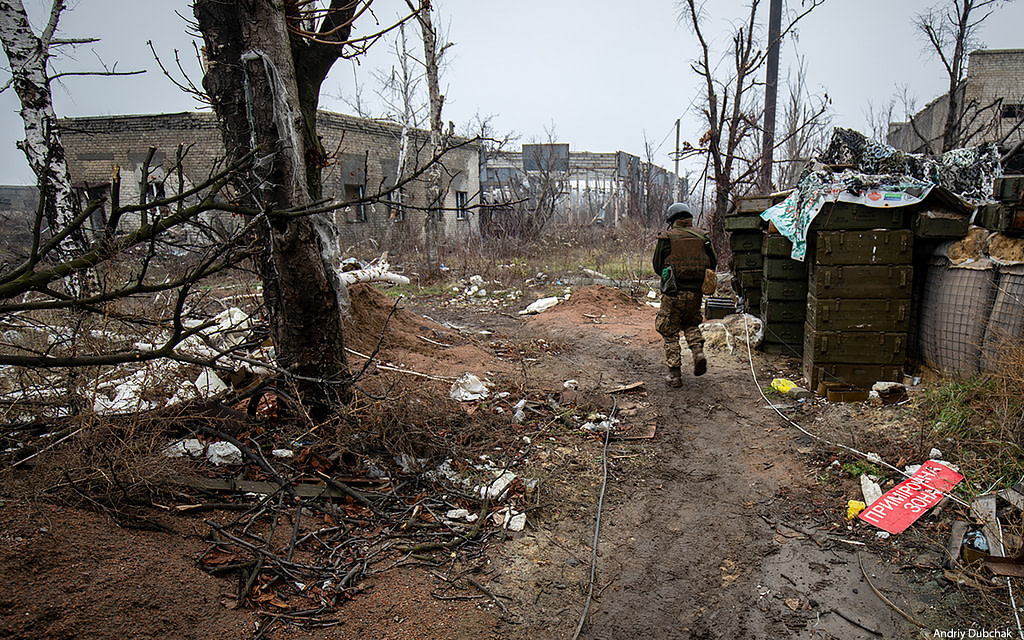 Український солдат йде дорогою до позицій на авдіївській Промзоні | фото: Андрій Дубчак