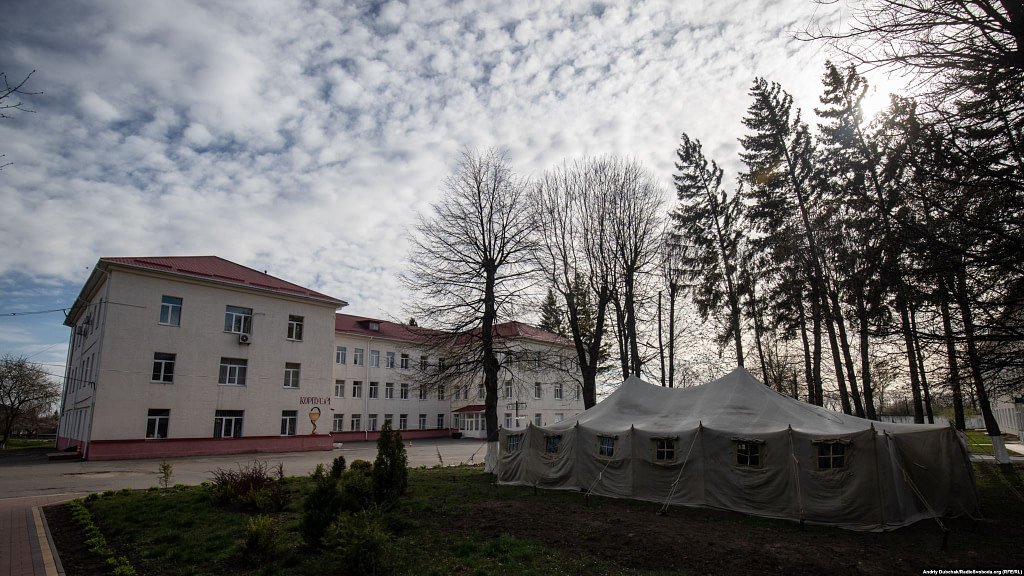 A military-style tent outside Kalynivka’s central hospital. There have been 37 coronavirus cases reported among medical staff since a 79-year old local woman was admitted in early April with the infection before doctors and nurses began wearing protective equipment. The woman has since died. Photographer Andriy Dubchak / Ukraine