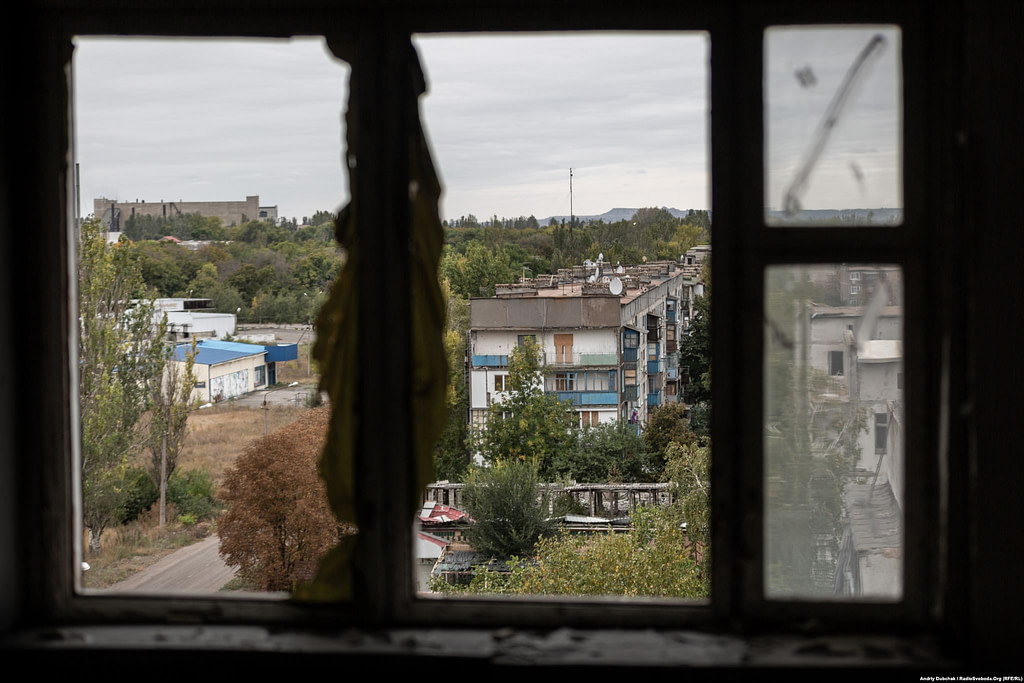 Розбита Красногорівка. Війна в Україні. Діти на лінії фронту. Фото: Andriy Dubchak