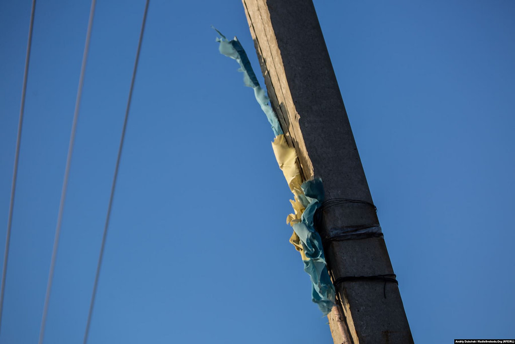 Today, the Ukrainian soldiers deployed in defense positions before Zolote-4 have not withdrawn. Disengagement district No.2 is located between the villages of Zolote-4 and Luhanske (No.1 is Stanytsia Luhanska). Pictured is a tattered Ukrainian flag on a utility pole in Zolote-4 (photographer Andriy Dubchak)