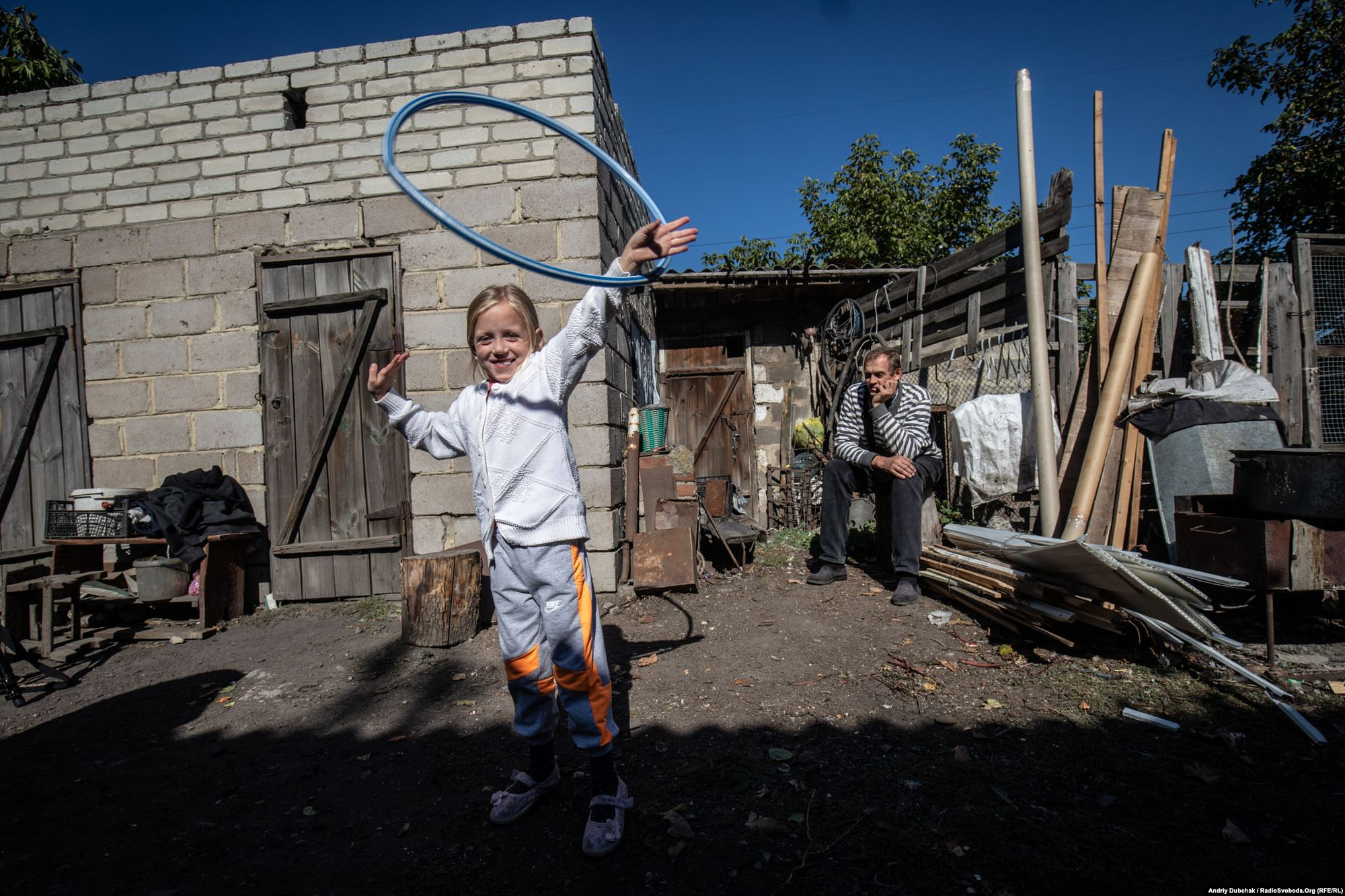 Тома, 6 років, Мар'їнка. Війна в Україні. Діти на лінії фронту. Фото: Andriy Dubchak