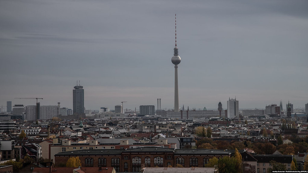  У місті скрізь відчувається «мур». Радянський Союз, як міг, намагався показати свою велич і перевагу над Західною Німеччиною. На фото – Берлінська телевежа у східній частині, яку видно було через мур з усіх куточків міста (вигляд з Західного Берліну)